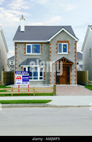 Neu errichtete freistehende Einfamilienhäuser Häuser in Wohnsiedlung Entwicklung in Mullingar County Westmeath Irland. Für den Verkauf. Stockfoto