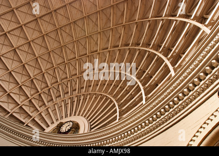 Dach-Detail mit Uhr im The Corn Exchange, umgewandelt in ein Einkaufszentrum in Leeds, West Yorkshire, England Stockfoto