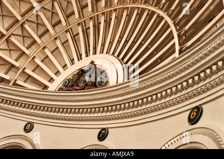 Dach-Detail mit Leeds Wappen an der Getreidebörse Shopping Centre in Leeds, West Yorkshire England Stockfoto