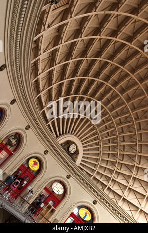 Dach-Detail mit Uhr im The Corn Exchange, umgewandelt in ein Einkaufszentrum in Leeds, West Yorkshire, England Stockfoto