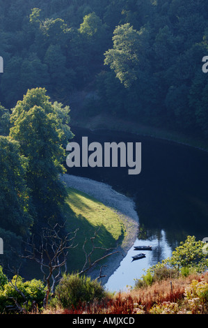 Angelboote/Fischerboote am Ufer des Flusses Tweed in den Eildon Hills gesehen Scotts nahe Melrose im Großraum Grenzen, Schottland Stockfoto