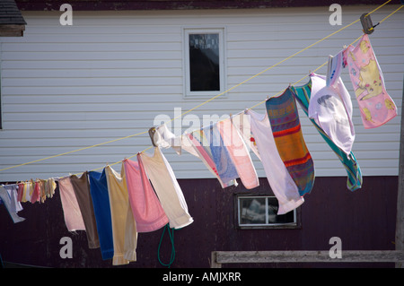 Wäscheständer der gute alte fashioned way - auf einer Wäscheleine in der Conche Harbour, Conche, Northern Peninsula, Neufundland, Kanada Stockfoto