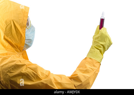 Forscher in einer gelben Uniform Umgang mit gefährlichen Chemikalien Stockfoto