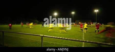 Ein Amateur-Fußballspiel in der Nacht Stockfoto