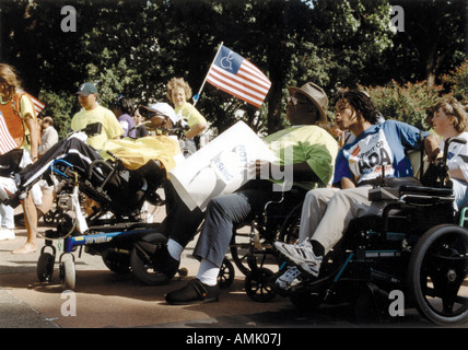 Gruppe von Menschen mit Behinderungen, die Teilnahme an der ADAPT-Marsch Stockfoto