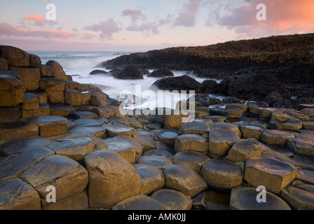 Giants Causeway, Küste von North Antrim Nordirland bei Sonnenaufgang Stockfoto