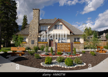 Jaspis Townsite Municipal Library Jasper Nationalpark Alberta Kanada kanadischen Rockies kanadischen Rocky Mountains Kiefer Kegel Mulch Stockfoto