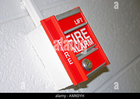 Red Fire Alarm-Fenster auf einer weißen Wand Stockfoto
