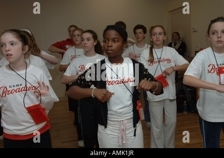 Angehende Broadway Sternen üben ihre Routinen am Camp Broadway Stockfoto