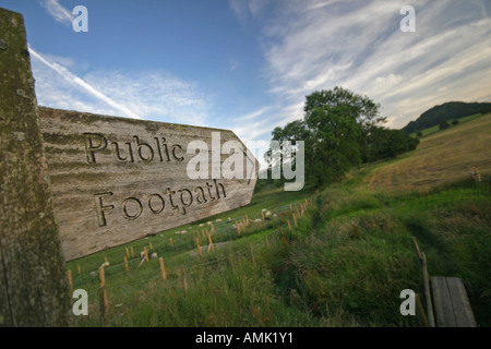 Ein stock Foto eines Zeichens für einen Fußweg über ein Feld in der Seenplatte cumbria Stockfoto