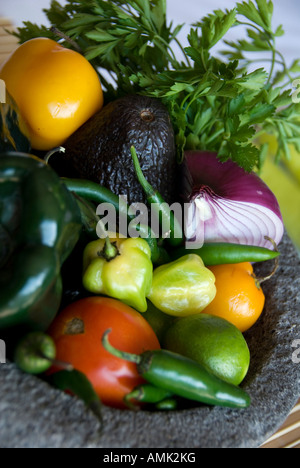Chilischote mit Gemüse in molcajete Stockfoto