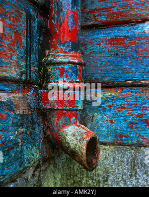 Ein Gully befestigt, ein Bootshaus in Forres Formen eine wunderschöne Farbpalette als eine Schicht von unten schält. Stockfoto