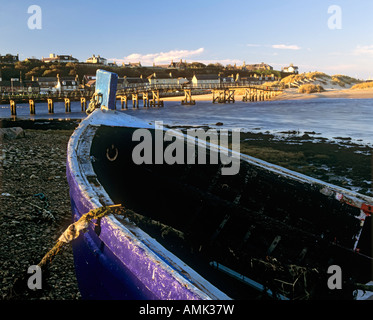 Ein blaues Boot auf dem Fluss Lossie in Lossiemouth, Moray, Schottland gestrandet. Stockfoto