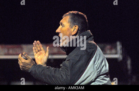 Ehemalige Brentford FC Manager Terry Butcher seinen Spielern während der Partie, Adressierung, Griffin Park, Brentford, Middlesex, Großbritannien. Stockfoto