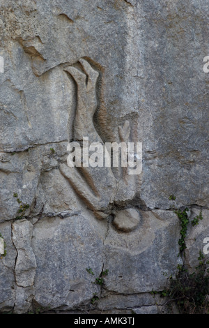 Felsen schnitzen eines Mannes fallen auf die Erde des Bildhauers Antony Gormley in Tout Steinbruch auf Portland Stockfoto