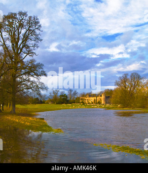 Lacock Abbey Landschaft mit hohen Fluten aus dem Fluss Avon im Dezember nach starken Regenfällen in Wiltshire England UK EU Stockfoto