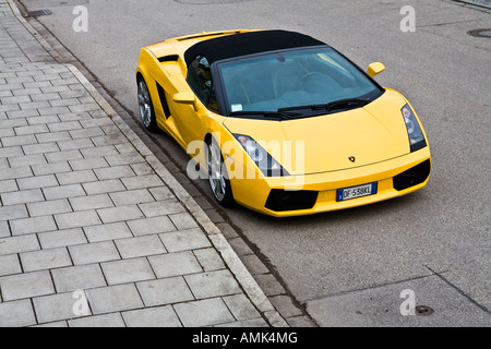 Lamborghini Gallardo parkte neben einem Bürgersteig in Bayern, Deutschland. Stockfoto