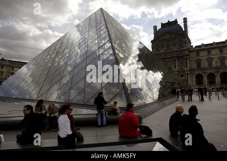 Der Louvre-Pyramide vor dem Haupteingang zum Louvre, Paris, Frankreich Stockfoto