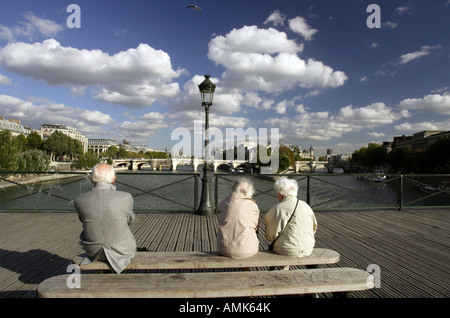 Ältere Menschen sitzen auf einer Bank am Seineufer, Paris, Frankreich Stockfoto