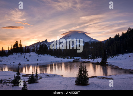 Dies ist ein Schuss von Mount Rainier vom Tipsoo See auf der Oberseite Chinook Pass. Stockfoto