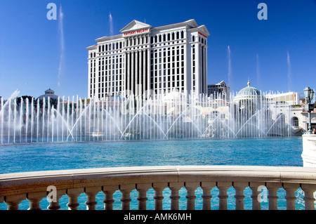 Die tanzenden Fontänen an der Belagio Hotel and Casino mit Caesars Palace im Hintergrund in Las Vegas Nevada, USA Stockfoto