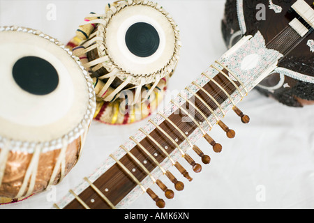 Indische Sitar und Tabla auf weißem Hintergrund Stockfoto