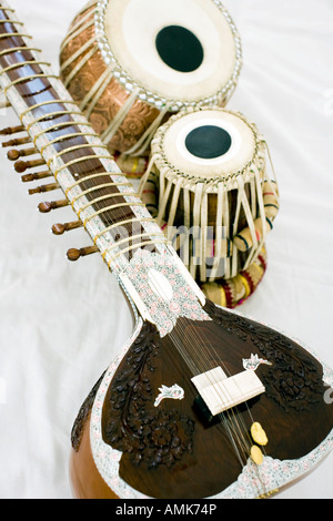 Indische Sitar und Tabla auf weißem Hintergrund Stockfoto