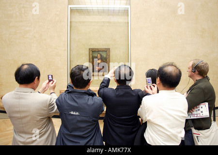 Touristen, die die Bilder von der Mona Lisa im Louvre, Paris, Frankreich Stockfoto