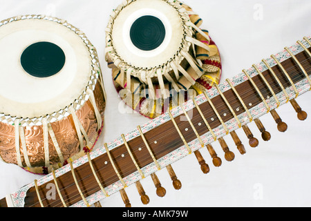 Indische Sitar und Tabla auf weißem Hintergrund Stockfoto