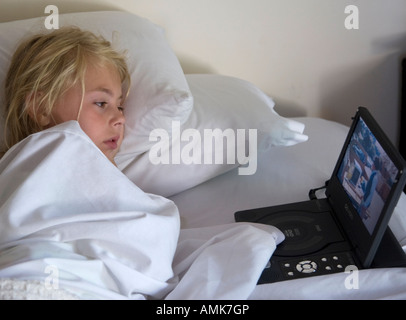 Junge Mädchen, die gerade ein Video auf einem tragbaren DVD-player Stockfoto