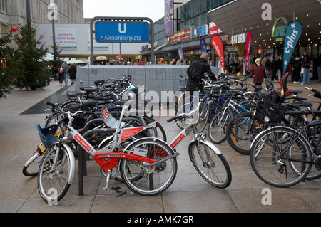Fahrräder geparkt und verriegelt im Bike-Park in der Nähe von Alexanderplatz U Bahnstation inklusive DB rufen ein Fahrrad Berlin Deutschland Stockfoto
