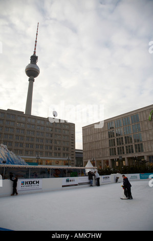 öffentliche Eisbahn installiert in Alexanderplatz Weihnachten Markt Berlin Deutschland Stockfoto