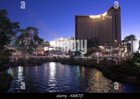 Treasure Island Hotel and Casino mit Spiegelungen im See in der Abenddämmerung auf dem Strip in Las Vegas Nevada, USA Stockfoto