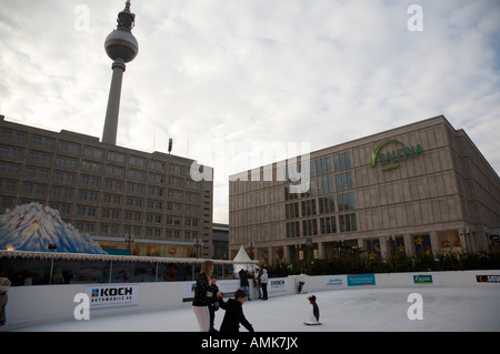 öffentliche Eisbahn installiert in Alexanderplatz Weihnachten Markt Berlin Deutschland Stockfoto