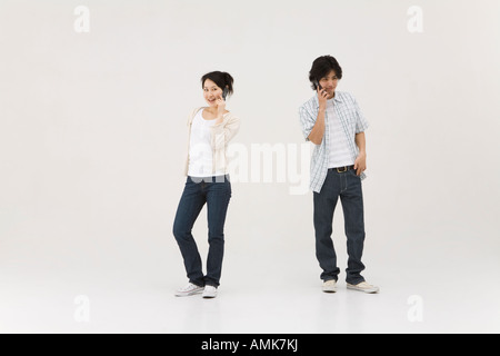 Zwei junge Leute sprechen über Mobiltelefone Stockfoto