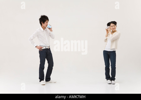 Junge Menschen mit Schnur-Telefon Stockfoto