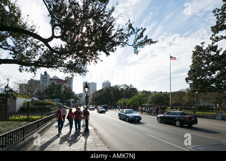 Decatur Street am Jackson Square Blick in Richtung Business District, French Quarter, New Orleans, Louisiana, USA Stockfoto