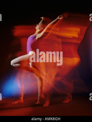 Junge Frau in einer Ballett-Position, Studio gedreht Stockfoto