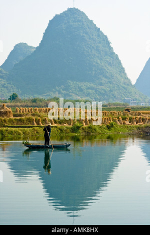 Chinesische Bauern auf einem Bambusfloß in der Li Jiang Fluss Kalkstein Karst Yangshuo China Provinz Guangxi Stockfoto