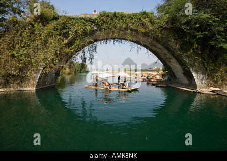 Touristen Bambus Rafting Dragon Bridge Baisha Town in der Nähe von Yangshuo China Stockfoto