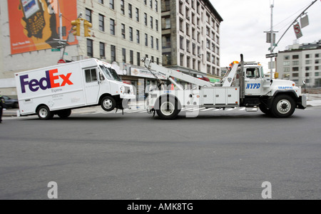 Ein FedEx Lieferwagen geschleppt durch Polizei, New York, USA Stockfoto