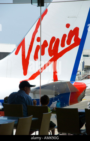 Passagiere, die am Inlandsflughafen in Australien auf das Einsteigen warten, um ein Flugzeug von Virgin Airlines zu sehen Stockfoto