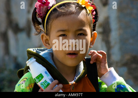 Junge Schulmädchen mit Rucksack und Joghurt Drink Bai Sha-Stadt in der Nähe von Yangshuo Guangxi Pronvince China Stockfoto