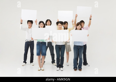 Gruppe von Menschen halten leere Pinnwand Stockfoto