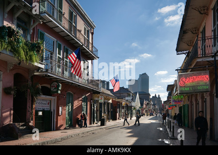 Bourbon Street mit Geschäftsviertel hinter Französisch Quarter, New Orleans, Louisiana, USA Stockfoto