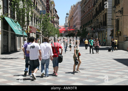 Shopper und Läden auf Calle del Arenal in Madrid Spanien Stockfoto
