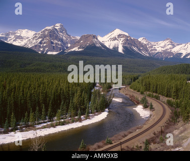 Gleisanlagen und den Rocky Mountains, Lake Louise, Alberta, Kanada Stockfoto