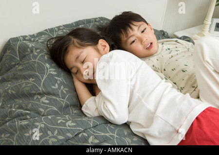 Kinder schlafen im Bett Stockfoto