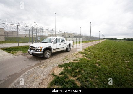 Fahrzeug patrouillieren Außenumfang Zaun maximale Sicherheit Gefängnis Tecumseh State Correctional Institution Nebraska USA Stockfoto