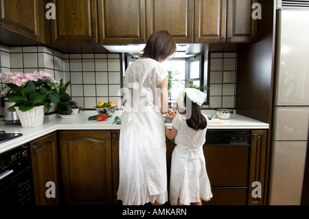 Mutter und Tochter stehen in der Küche Stockfoto